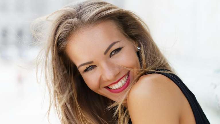 Lady smiling after undergoing cosmetic dentistry in Pikesville MD